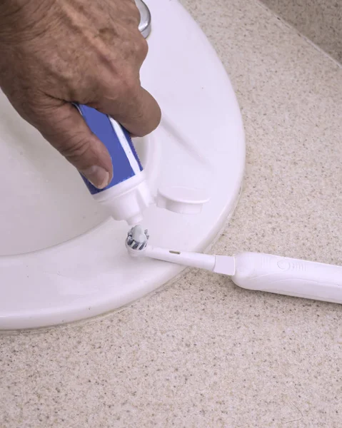 Spazzolino elettrico per l'igiene dentale quotidiana e la salute — Foto Stock