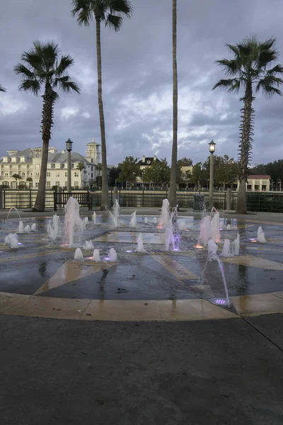Morgon på Celebration Florida på en vacker höstdag med fontän . — Stockfoto