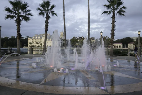 Ráno na oslavě Floridy v krásném podzimním dni s fontánou . — Stock fotografie