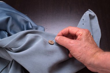 Bir düğmeyi elle dikmek