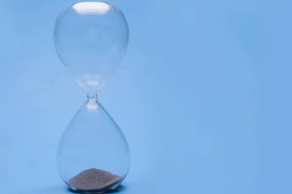 Stundenglas Mit Sand Auf Blauem Hintergrund Zur Zeitmessung — Stockfoto