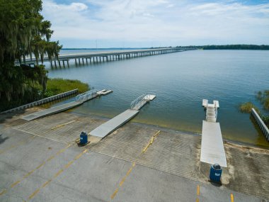 Harris Gölü ve 19. Otoyol 'un Tavares Florida ABD' deki sabah fotoğrafı.
