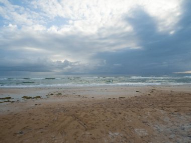 Ormond Beach Florida 'da güneş doğuyor. Fırtına kıyıya yaklaşıyor.
