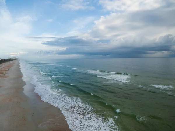 随着风暴逼近海岸 佛罗里达州奥蒙德海滩的日出 — 图库照片