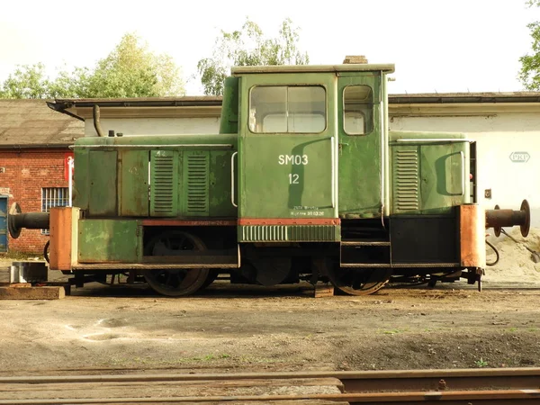 La locomotora, el monumento, el tren, el metal, verde — Foto de Stock