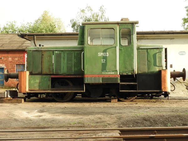 Η ατμομηχανή, ένα μνημείο, ένα τραίνο, ένα μεταλλικό, πράσινο — Φωτογραφία Αρχείου