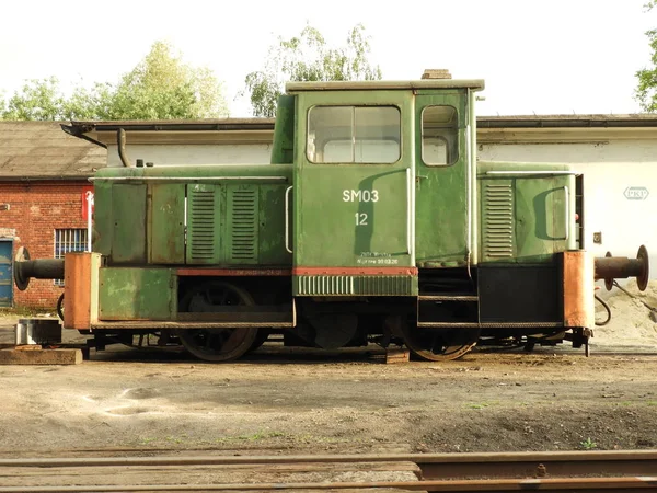 Die Lokomotive, ein Denkmal, ein Zug, ein Metall, grün — Stockfoto