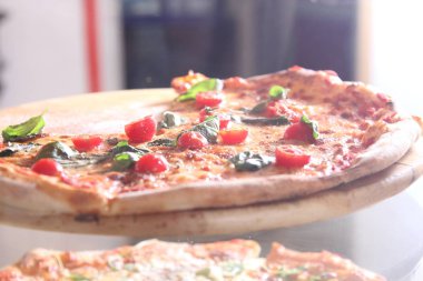 küçük Bistro satan pizza, makarna, kafe, asma İtalyan