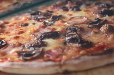 küçük Bistro satan pizza, makarna, kafe, asma İtalyan