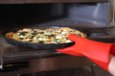 küçük Bistro satan pizza, makarna, kafe, asma İtalyan