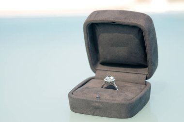 pahalı elmas pırıltılı gümüş yüzük bir lüks kutuda