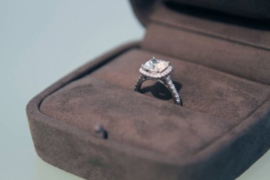 pahalı elmas pırıltılı gümüş yüzük bir lüks kutuda