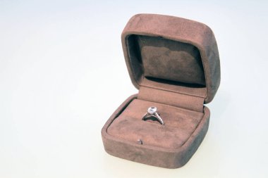 pahalı elmas pırıltılı gümüş yüzük bir lüks kutuda