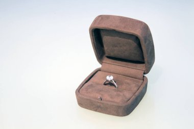 pahalı elmas pırıltılı gümüş yüzük bir lüks kutuda