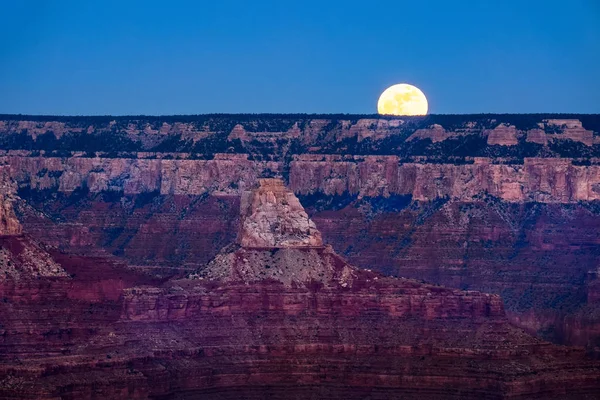 Yükselen Moon Arizona Abd Ile Grand Kanyon Manzaralı — Stok fotoğraf