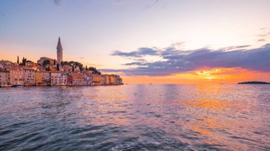 Panoramik okyanus güzel günbatımı Rovinj, Hırvatistan, Avrupa