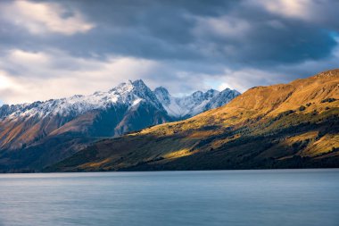 Manzaralı Glenorchy wharf, göl ve bulutlar, South Island, Yeni Zelanda