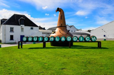 Islay, İngiltere - 25 Ağustos 2013: doğal görünümünü Bruichladdich damıtım, Islay Adası, Amerika Birleşik Devletleri