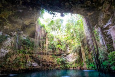 Güzel hipotermik mağara göl manzaralı, Chichen Itza, Meksika