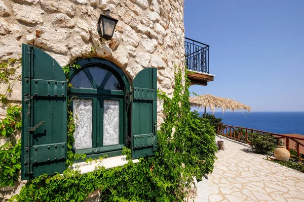 Vintage Zelené Okno Cihlový Dům Pozadím Oceánu Zakynthos Řecko — Stock fotografie