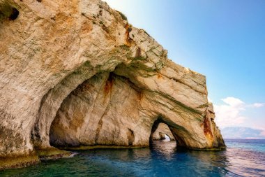 Okyanus kıyı şeridi kaya oluşumları mavi mağaralar, Zakynthos island, Yunanistan, Europe