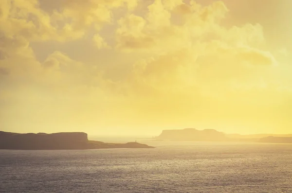 Ocean Kystlinje Med Tåget Gyldne Skyer Skotsk Højland Isle Skye - Stock-foto