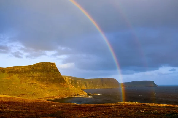 Arcobaleno Una Drammatica Costa Degli Altopiani Scozzesi Isola Skye Regno — Foto Stock
