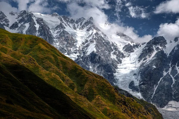 Panorama Delle Montagne Con Prati Ghiacciai Parco Nazionale Del Kazbegi — Foto Stock