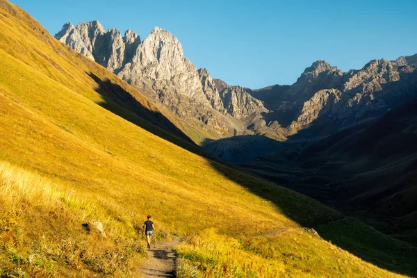 Όμορφο Τοπίο Θέα Στα Βουνά Και Γυναίκα Trekker Kazbegi Εθνικό — Φωτογραφία Αρχείου
