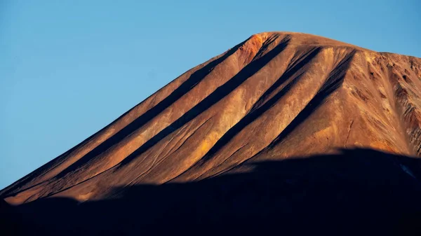 Pico Colorido Montaña Con Contraste Oscuro Parque Nacional Kazbegi País —  Fotos de Stock