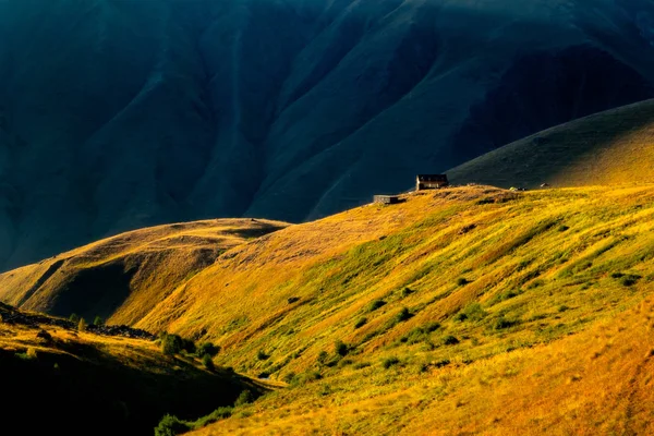 Farbenfroher Sonnenuntergang Mit Bergwiesen Und Hütte Kaukasus Kazbegi Nationalpark Georgien — Stockfoto