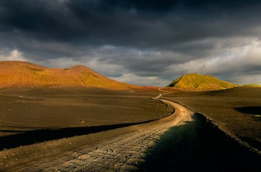Manzaralı Lndmannalaugar volkanik dağlar ve yol, İzlanda, Europe