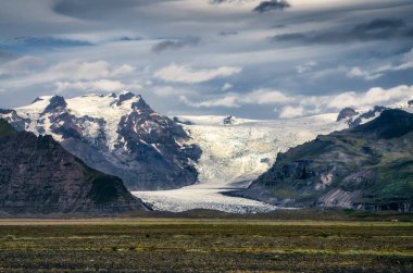 Manzaralı Vatnajokull buzul ve dağlar, İzlanda, Avrupa'nın