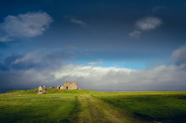Liggande Över Landsbygden Med Ruinerna Övergiven Byggnad Island Europa — Stockfoto