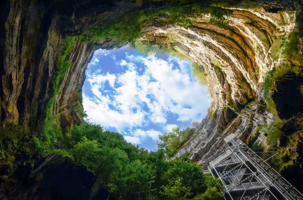 Veduta Paesaggistica Grotta Rocciosa Naturale Profonda Con Albero Sfondo Cielo — Foto Stock