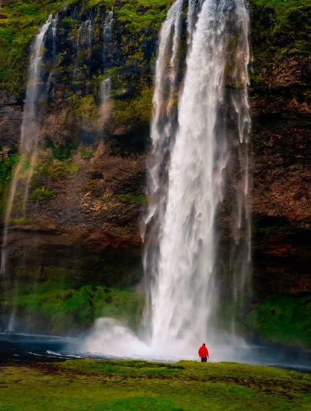 Paisaje Vista Hermosa Cascada Persona Chaqueta Roja Islandia Europa —  Fotos de Stock