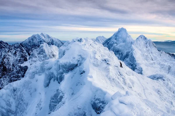 Hermoso Paisaje Invierno Con Escalador Solitario Picos Montaña Nevados High —  Fotos de Stock