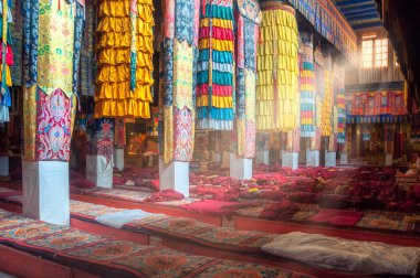 Güzel renkli iç dekorasyon Tibetli Budist Tapınağı, Tibet, Asya