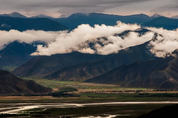 Vista Oscura Del Paisaje Montañas Colinas Tíbet Asia —  Fotos de Stock