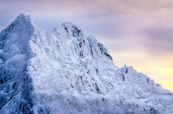 Prachtige Winterlandschap Met Eenzame Klimmer Gesneeuwde Bergtoppen Hoge Tatra Slowakije — Stockfoto