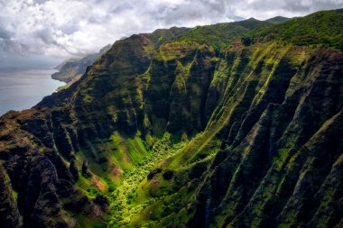 Manzaralı Na Pali kıyı şeridi kayalıklarla dramatik tarzı, Kauai, Hawaii, ABD