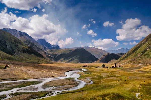 Widok Krajobrazu Gór Kaukazu Rzeki Kamienne Domy Wieża Kazbegi Region — Zdjęcie stockowe