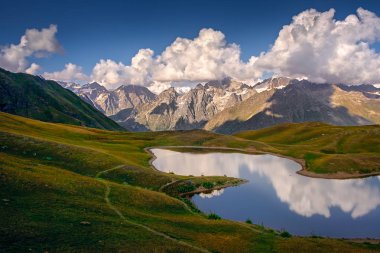 Dağ manzaralı Koruldi göller Svaneti Milli Park, ülke Gürcistan