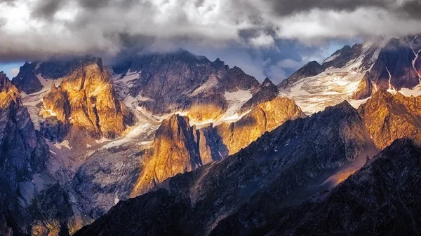Détail Chaîne Montagnes Dramatique Avec Lumière Soleil Colorée Svaneti Pays — Photo