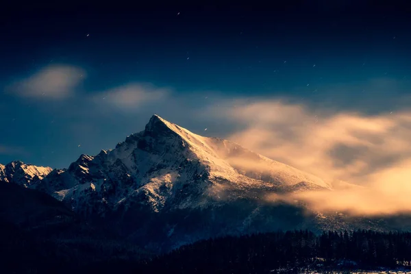 Vista Nocturna Del Paisaje Del Pico Montaña Krivan Con Luz —  Fotos de Stock