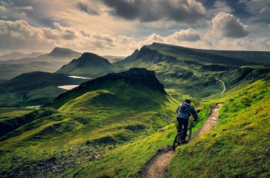 Quiraing, Isle of Skye, İskoçya, İngiltere'de kaba dağ manzarası ile sürme Mountainbiker
