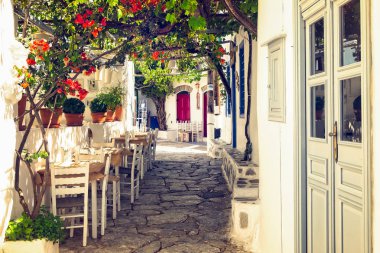 Geleneksel Akdeniz renkli sokak Amorgos Adası, Kiklad Adaları, Yunanistan