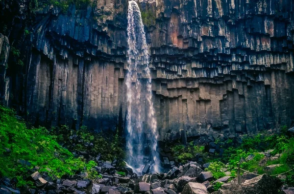 Vista Paisagem Cachoeira Beautifol Svartifoss Paredes Rocha Vulcânica Islândia Europa — Fotografia de Stock
