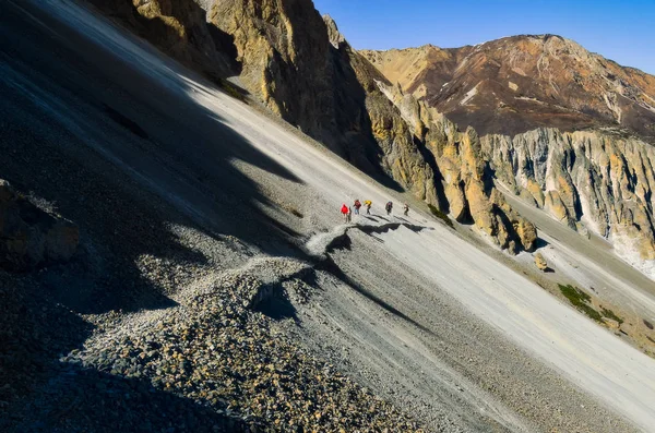 ヒマラヤ アンナプルナ地域 ネパール アジアで急な岩山を歩いて山の登山者のグループ — ストック写真