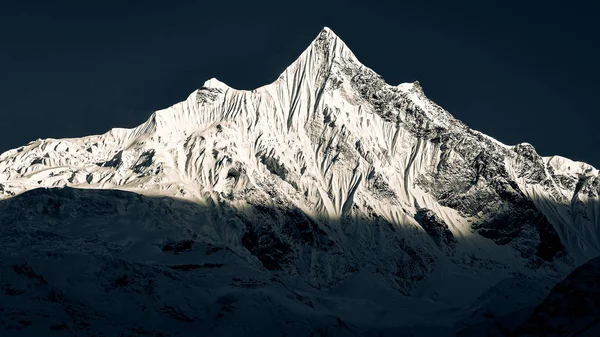 Picos de montanha com geleiras e neve em estilo monocromático escuro, Himalaia — Fotografia de Stock